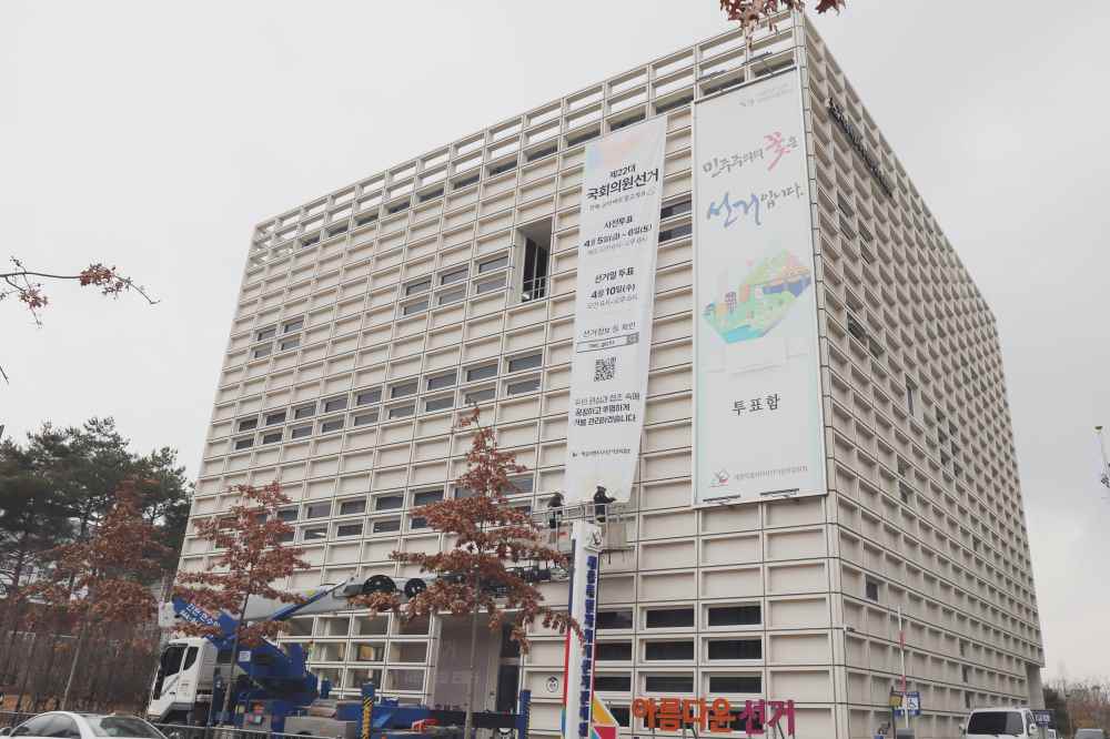 그림입니다.

원본 그림의 이름: IMG_2720.JPG

원본 그림의 크기: 가로 5224pixel, 세로 3483pixel

사진 찍은 날짜: 2024년 02월 06일 오후 4:25

카메라 제조 업체 : Canon

카메라 모델 : Canon EOS 6D Mark II

프로그램 이름 : PhotoScape

F-스톱 : 5.6

노출 시간 : 1/100초

IOS 감도 : 100

색 대표 : sRGB

노출 모드 : 자동

프로그램 노출 : 조리개 우