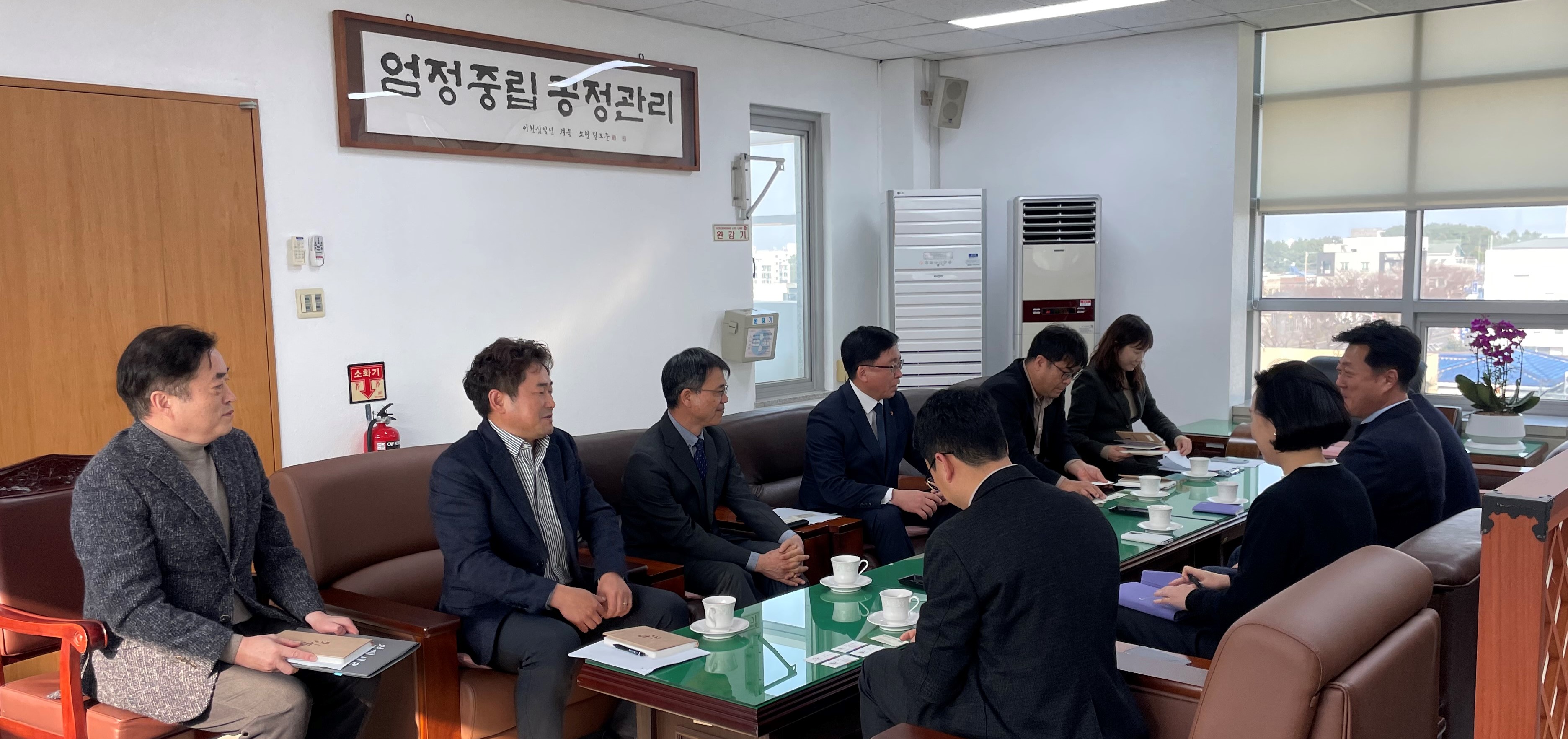 도선관위 및 새마을금고 간부 10명이 업무협의를 하고 있다.