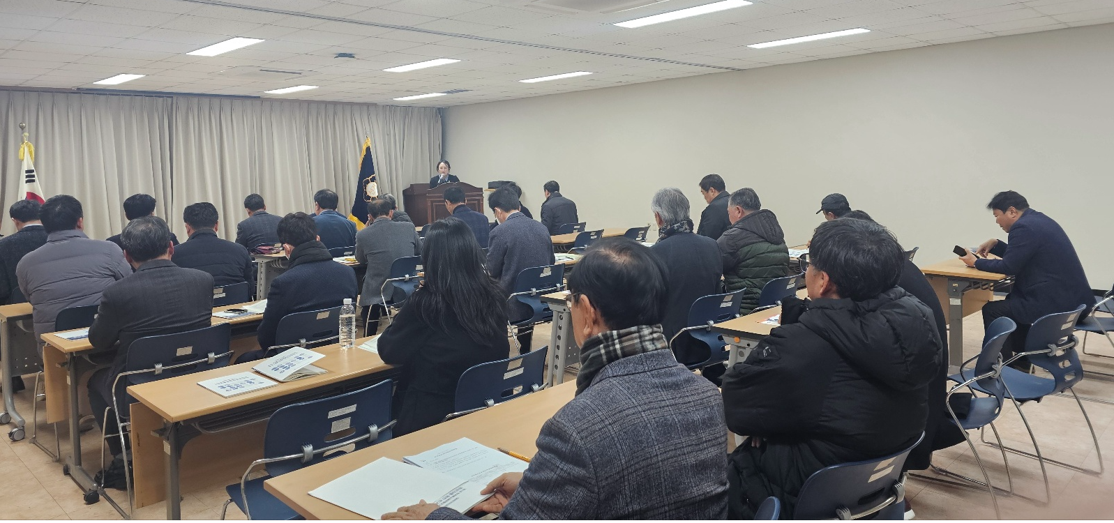 입후보설명회 참석자들이 강의를 듣고 있다